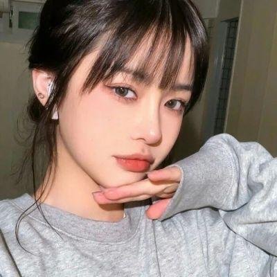 穿黄靴子的女孩
